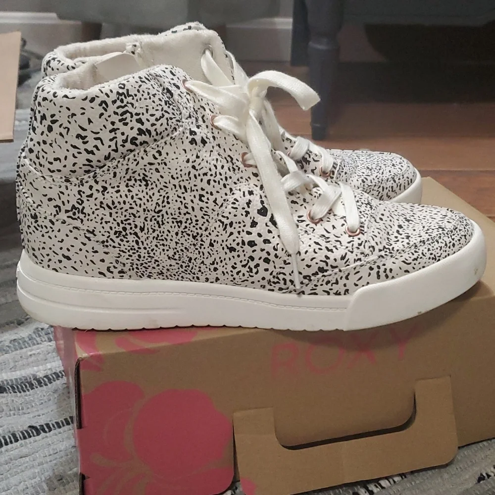 ROXY 10 women's leopard ๐ print high tops - Picture 1 of 6